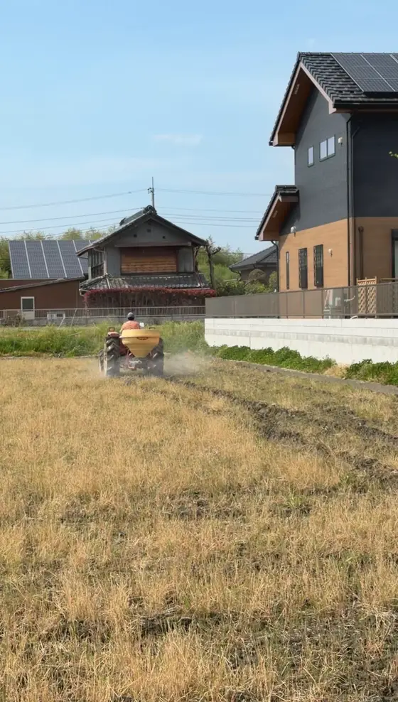 田んぼでの機械作業の様子
